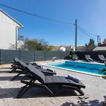 Awesome Home In Kastel Stari Nyaraló Kaštela