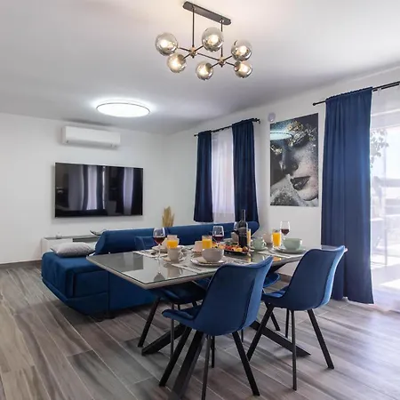 Awesome Home In Kastel Stari Nyaraló *